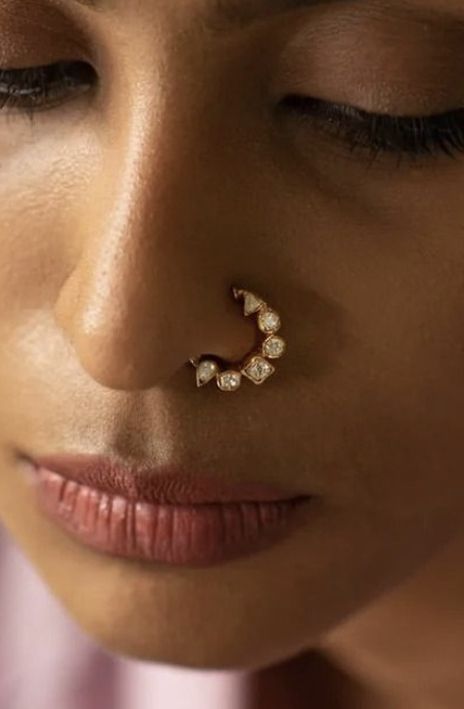 Nath Nose Ring Gold Design, Gold Nose Rings Bridal, Small Nath Nose Ring Bridal, Nose Nath Designs, Nose Pin Designs Gold, Nose Pin Aesthetic, Nose Ring Aesthetic, Wedding Nose Ring, Wedding Nath