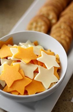 Star Shaped Cheese and Crackers - use a star shaped cookie cutter for your appetizers. #hollywood #oscars #partyshelf Space Themed Birthday Party Food, Eclipse Party Ideas, Outer Space Food, Star Theme, Space Party, Space Birthday, Snacks Für Party, Star Party, Xmas Party