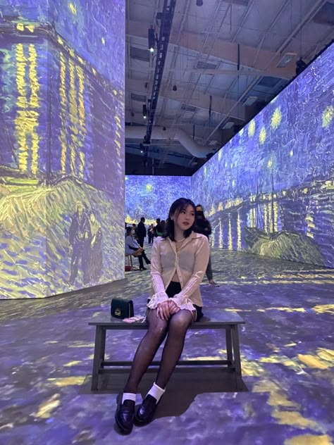 Going To Museum Outfit, Outfits For Van Gogh Museum, Art Exhibition Pose Ideas, Aesthetic Museum Outfits, Musuem Outfits, Outfits For Art Museum, Art Museums Aesthetic, Museum Outfit Women, Art Exhibit Outfit