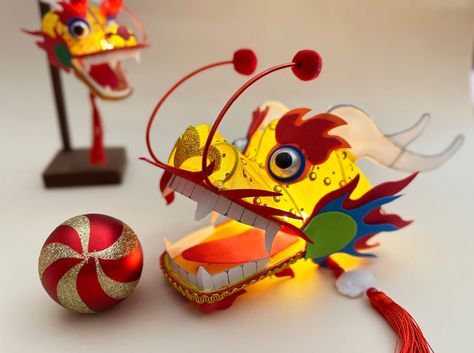 ※This is a Qinhuai lantern with a history of more than a hundred years. It is handmade with bright colors and beautiful meaning. The dragon is an imaginary mascot. It is shocking in any occasion. The wire skeleton, paired with decorative fabrics, has a majestic appearance, making it the perfect gift for children and the perfect prop for organizing events. ※Material fabric, metal ※Size: 20cm*25cm ※Electric light is included. Dragon Lantern, Organizing Events, Wire Skeleton, Lantern Art, Lantern Christmas, Beautiful Meaning, Traditional Lanterns, Christmas Lantern, Electric Light