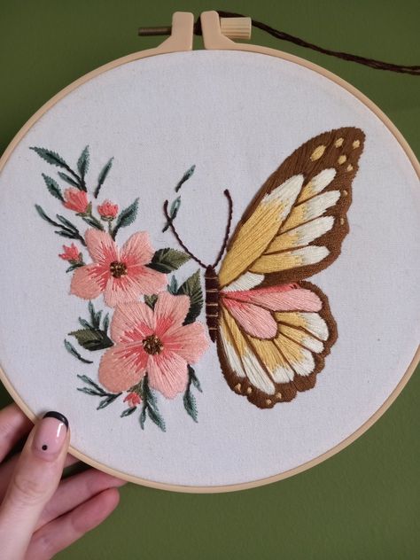 Bordado Jacobean, Embroidery Hoop Art Diy, Basic Hand Embroidery Stitches, Hand Embroidery Patterns Free, Simple Hand Embroidery Patterns, Simple Embroidery Designs, Work Project, Hand Embroidery Patterns Flowers, Hand Embroidery Videos