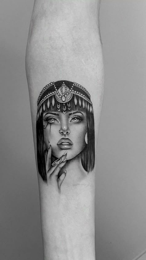 Egyptian Side Tattoo, Black Tattoo Sleeve Women, Egyptian Tattoo Sleeve Women, Tattoo Cleopatra, Egyptian Goddess Tattoo, Egyptian Queen Tattoos, Cleopatra Tattoo, Nefertiti Tattoo, Egyptian Tattoos