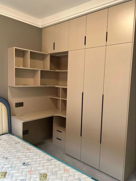 Wardrobe Design With Table, Small Bedroom With Desk And Wardrobe, Study Cupboard Ideas, Cabinet Design Ideas Bedroom, Decor Inspo Bedroom, Small Room Makeover, Wall Wardrobe Design, Small Bedroom Interior, Study Room Design