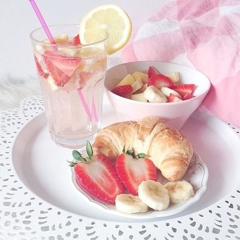 (68) Tumblr Princess Breakfast, Pink Breakfast, Summer Breakfast, Breakfast Time, Breakfast In Bed, Healthy Treats, Pretty Food, Yummy Breakfast, Cute Food