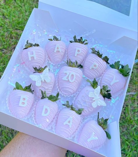 Chocolate Strawberry Decorations, 30th Birthday Strawberries, Chocolate Covered Strawberries Birthday Gift, Birthday Covered Strawberries Ideas, 18th Birthday Strawberries, Pink Chocolate Covered Strawberries Birthday, Chocolate Covered Birthday Strawberries, Chocolate Covered Strawberries 21 Birthday, Cover Chocolate Strawberries Ideas