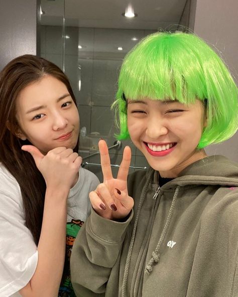 Green Wig, Girl Bands, K Idols, Instagram Update, Kpop Idol, Korean Girl, South Korean Girls, K Pop, Kpop Girls