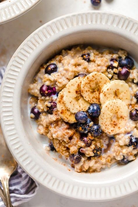 A warm and heart healthy breakfast, making Steel Cut Oats in the Instant Pot is so much faster than making them on the stove! Overnight Muesli, Heart Healthy Breakfast, Bowl Of Oatmeal, Ww Breakfast, Blueberry Oatmeal, Steel Cut Oats, Skinnytaste Recipes, Skinny Taste Recipes, Gluten Free Breakfasts