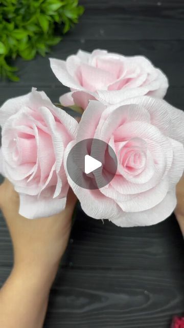 Paper Flowers Diy Tutorial, Crepe Paper Roses Tutorial, Turkey Crafts For Preschool, Diy Den, Flower Crafts Preschool, Crepe Paper Flowers Tutorial, Crepe Paper Flowers Diy, Making Mesh Wreaths, Rose Diy