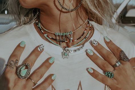 Western Necklace Set, Country Turquoise Jewelry, Nashville Style Jewelry, Western Jewelry Inspiration, Poetic Spirit Jewelry Ideas, Cute Western Necklaces, Turquoise Jewelry Outfit Fashion Ideas, Cowgirl Jewelry Necklaces, Western Jewelry Outfit