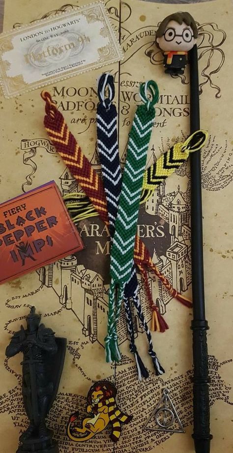 Carte Harry Potter, Harry Potter Bracelet, Citate Harry Potter, Art Harry Potter, String Bracelet Patterns, Harry Potter Items, Cute Friendship Bracelets, Anniversaire Harry Potter, Buku Harry Potter