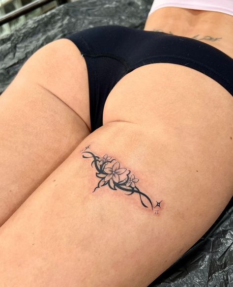 Smaller Thigh Tattoos, Lily Tattoo On Thigh, Hip Stomach Tattoo, Hip Stomach Tattoos Women, Lower Hip Tattoos Women, Hip Cover Up Tattoos Women, Tattoo Behind Thigh, Upper Hip Tattoo, Small Thigh Tattoo Women