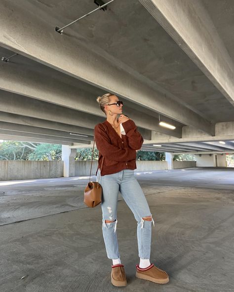 Vanessa Ferraiolo, Outfits With Ugg, Shoes Uggs, Slipper Outfit, Platform Outfit, Ugg Loafers, Abercrombie Sweater, Slippers Outfit, Paris Jewelry