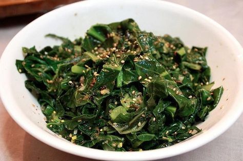 This is so fast to make and is so nutritious, you’ll love me for this. Turns out, collard greens beat even broccoli, chard and brussels sprouts when it comes to overall... Healthy Collard Greens, Vegetarian Collard Greens, Ellie Krieger, Collard Greens Recipe, Balance Hormones Naturally, Fatty Fish, Collard Greens, Short Cut, Greens Recipe