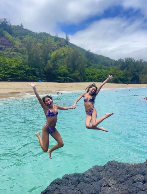 2 Best Friends On Vacation, Ocean Aesthetic Friends, Tropical Friends Aesthetic, Hawaii Pics With Friends, Summer Friends Photos, Hawaii Life Aesthetic Friends, Hawaii Holiday Aesthetic, Hawaii Trip With Friends, Hawaii Trip With Best Friend