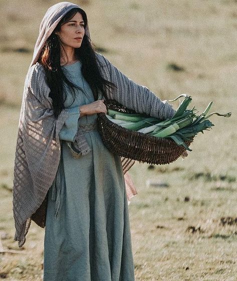 Mary Magdalene on Instagram: “Amazing @elizabethtabish as #marymagdelene in @thechosentvseries 🌹#marymagdalenepage #mariemadeleine #mariamaddalena #thechosen…” Biblical Clothing, Christian Veils, Hebrew Clothing, Biblical Costumes, Nativity Costumes, The Bible Movie, Jewish Women, Bible Women, Mary Magdalene