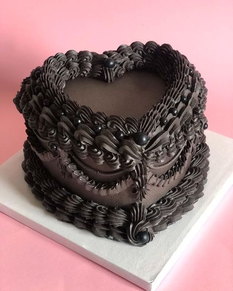 Horoscope Cakes on Instagram: “My honor to make a black 🖤 cake for @joanjett and the Blackhearts!⚡️ . . . . . . . #blackcake #vintagecake #buttercream #rococo #rocknroll…” Goth Cake, Gothic Birthday Cakes, Goth Cakes, Gothic Cake, Vintage Birthday Cakes, Black Cake, Anniversaire Harry Potter, Cute Baking, Creative Birthday Cakes