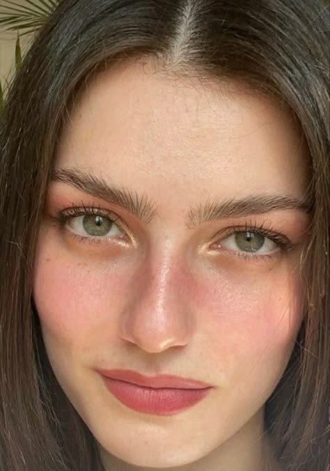 Birthday Makeup Ideas, Polished Makeup, Freckled Skin, Pale Girl Makeup, Pale Skin Makeup, Brown Hair Green Eyes, Fair Skin Makeup, Pale Makeup, Hazel Eye Makeup