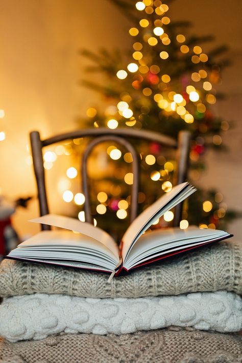 Book Christmas Aesthetic, Christmas And Books Aesthetic, Christmas Book Photoshoot, Book Aesthetic Christmas, Book Screensaver Wallpapers, Christmas Book Photography, Winter Book Aesthetic, Christmas Book Wallpaper, Books Christmas Aesthetic