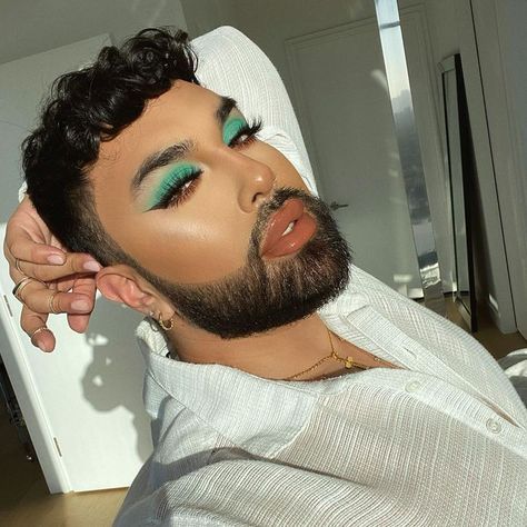 Beard Makeup, Men Wearing Makeup, Glitter Beards, Smashbox Cosmetics, 50 Makeup, Gender Fluid Fashion, Smashbox Makeup, Drag Makeup, Makeup Class