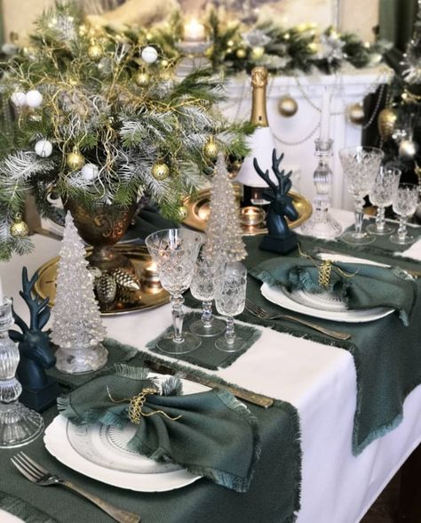 New Years Eve Table Setting, Lily Core, Christmas Dinner Table Settings, Minimalist Centerpiece, Tablescapes Ideas, Winter Tablescapes, Glam Christmas Decor, Company Christmas Party, Christmas Dining Table