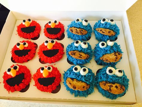 Elmo & Cookie Monster cupcakes (made by Melia Healy) Elmo And Cookie Monster Cupcakes, Cookie Monster And Elmo Cake, Disney Character Cupcakes, Elmo Cupcake Cake, Elmo And Cookie Monster Cake, Cookie Monster Template, Moana Cupcakes, Monster Template, Sesame Street Birthday Cakes