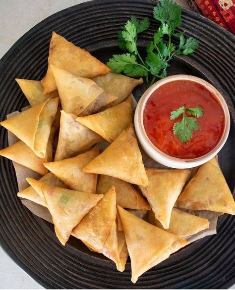 Resep Makanan Beku, Diwali Recipes, Malay Food, Samosa Recipe, Moroccan Food, Think Food, Food Drinks Dessert, Samosa, Filling Recipes