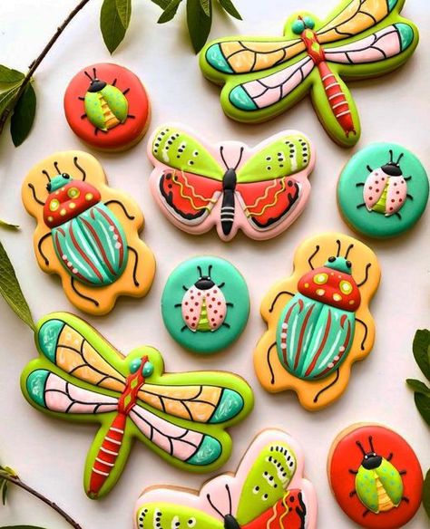 Bug Cookies, Summer Sugar Cookies, Garden Critters, Butterfly Cookies, Cute Christmas Cookies, Crazy Cookies, Dimensional Shapes, Iced Sugar Cookies, Spring Cookies