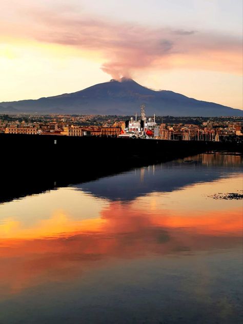 #Etna - 03 Ottobre 2021 | Il meraviglioso tramonto di ieri visto dal porto di #Catania! #sicily #volcanoes #sicilia ©️Photo Credit: Mario Emme Sicilia Aesthetic, Catania Sicily, Visit Sicily, Military Humor, Sicily Italy, Italian Summer, Catania, North Africa, Volcano