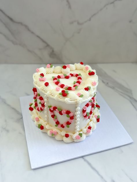 Romantic vintage heart cake with pink and red rosettes for valentine day Bento Vintage Cake, White Vintage Heart Cake, Mini Heart Cake, Lambeth Cakes, Vintage Heart Cake, Buttercream Decorating, Birthday Cake For Husband, Cake For Husband, Vintage Cakes