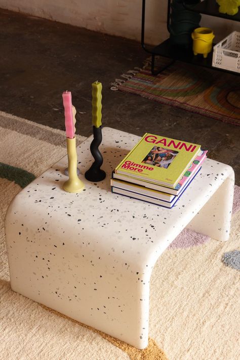 Terrazzo Table Top, Terrazzo Coffee Table, Diy Terrazzo, Terrazzo Table, Eclectic Interior Design, Concrete Furniture, Concrete Projects, Diy Coffee Table, Eclectic Interior