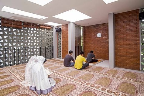 Mushola Nurul Islam / Parisauli Arsitek Studio Musholla Design Room Ideas, Musholla Design, Modern Islamic Interior, Design Room Ideas, Islamic Interior Design, Muslim Prayer Room Ideas, Mosque Design, Loft Interior Design, Mosque Architecture