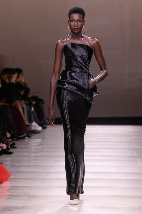 Armani Privé Couture Spring 2024 [PHOTOS] Column Silhouette Dress, Armani Prive Gown, Armani Prive Dress, Armani Prive 2024, Red Carpet Black Dress, Armani 2024, Black Runway Fashion, Black Couture Dress, Outfits Runway