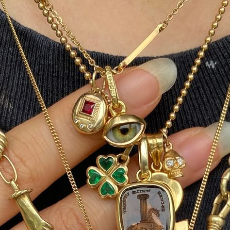 Gold Jewelry Stack Aesthetic, Chunky Necklace Layering, Chunky Mixed Metal Jewelry, Gold Jewelry Maximalist, How To Mix Metals Jewelry, Gold Jewelry Stack Necklace, Mixed Metals Necklace Stack, Cool Girl Jewelry, Cool Jewelry Aesthetic