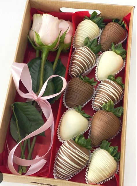 Chocolate Covered Desserts, Birthday 16, Strawberry Box, Chocolate Covered Strawberry Recipe, Chocolate Covered Strawberries Bouquet, Authentic Woman, Strawberry Gifts, Chocolate Covered Fruit, Chocolate Covered Treats