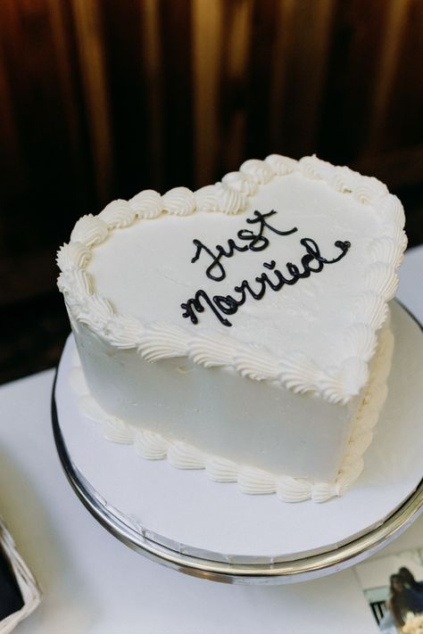 Wedding Cake Bride And Groom, Wedding In Nature, Lambeth Cake, Wedding Planning Organizer, Bride And Groom Cake, Coastal Photography, Wedding Toast, Wedding Planning On A Budget, The Redwoods