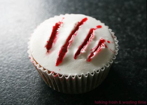 Tutorial on how to cook & decorate Claw blood werewolf cupcakes for a horror themed party or Halloween Blood Cupcakes, Snack Halloween, Menu Halloween, Halloween Torte, Pasteles Halloween, Halloween Food Cupcakes, Dessert Halloween, Postres Halloween, Food Cupcakes