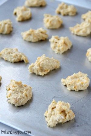 Chewy Cheddar Puppy Puffs Quick Donuts, Puppy Cakes, Dogs Treats, Train Dog, Doggy Treats, Easy Dog Treat Recipes, Dog Biscuit Recipes, Easy Dog Treats, Healthy Dog Treats Homemade