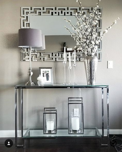 Grey silver white decor Silver Living Room, Contemporary Console Table, Goals Motivation, Foyer Decor, Motivation Lifestyle, Foyer Decorating, Hallway Ideas Entrance Interior Design, Hall Decor, Style Deco