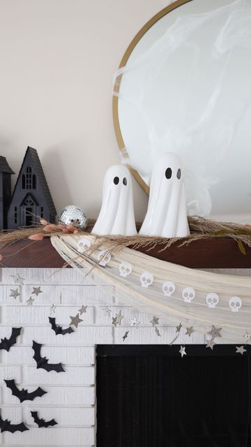 Retro Living Room Decor, Halloween Mantle Decor, Halloween Fireplace, Minimalist Halloween, Halloween Mantle, Boho Halloween, Halloween Mantel, Halloween Facts, Dollar Store Halloween