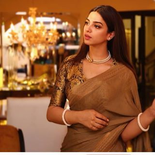 Soniya Hussain, Sonya Hussain, Sonya Hussyn, Gold Saree, Famous Youtubers, Desi Clothes, Traditional Indian Outfits, Antique Jewelry Indian, Bridal Shoot