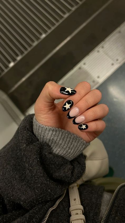 Black Nail White Star, Black Nails Star Design, Black And White Stars Nails, Black And White Nail Inspo Short, Black With Stars Nails, Black And White Funky Nails, White Nails Black Stars, Nail Inspo Creative, Black Star Nail Designs