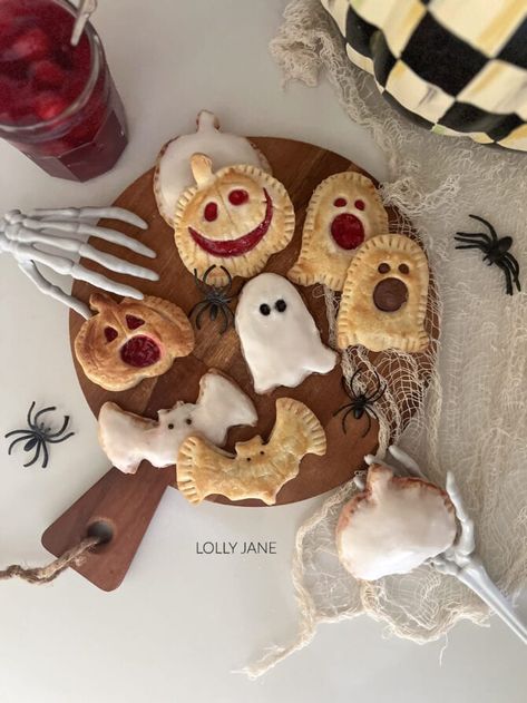 As easy as (Halloween) pie! Make these spooky hand pies in an hour, makes for a great breakfast treat or addition to a festive party! Add frosting for a "pop tart" style dessert! Creepy Pie, Halloween Pie, Creative Halloween Decorations, Halloween Menu, Recipe Cards Template, Pop Tart, Halloween Traditions, Fun Pumpkins, Drinking Straw