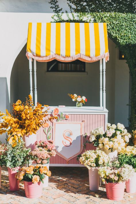 Flower Stand Birthday, Diy Flower Market Stand, Cafe Flower Decor, Floral Pop Up Shop, Flower Cart Ideas, Bouquet Bar Cart, Flower Booth, Floral Cart, Flower Carts Display Ideas