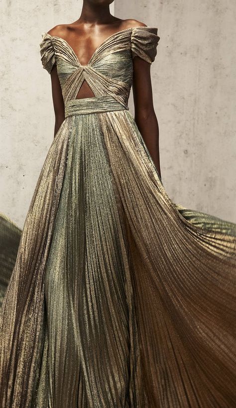 The ultra-feminine, luxe gowns that Gilles Mendel is known for coming steeped in an ‘80s disco spirit for Pre-Fall 2019 Mode Tips, 27 Dresses, Party Mode, Summer Dresses For Wedding Guest, Kevin Costner, Couture Mode, فستان سهرة, 2019 Fashion, Gorgeous Gowns