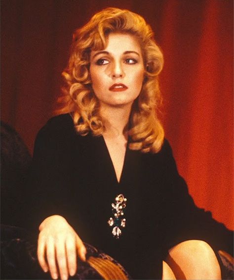 Laura Palmer's Clothing in Twin Peaks: Fire Walk With Me and The Missing Pieces Laura Palmer Costume, My Melody Costume, Laura Palmer Twin Peaks, Twin Peaks Characters, Horror Women, Twin Peaks Laura, Twin Peaks Laura Palmer, Twin Peaks Fashion, Twin Peaks Fire