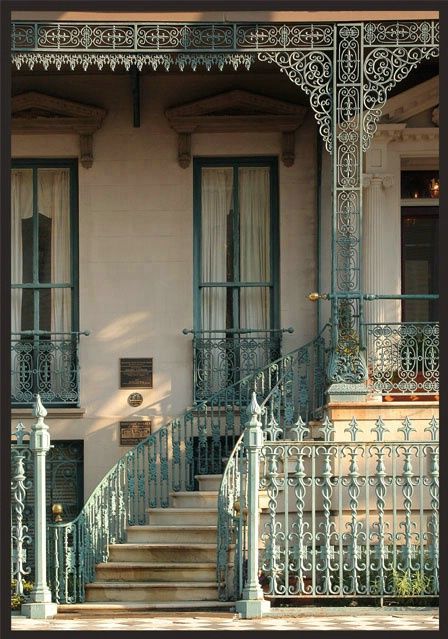 Charleston vintage Architecture Vintage Railing, Italianate Architecture, Charleston Historic Homes, Houses In Charleston Sc, Charleston Row Houses, Charleston Sc Architecture, Charleston Architecture, San Francisco Architecture Victorian, New Orleans Architecture