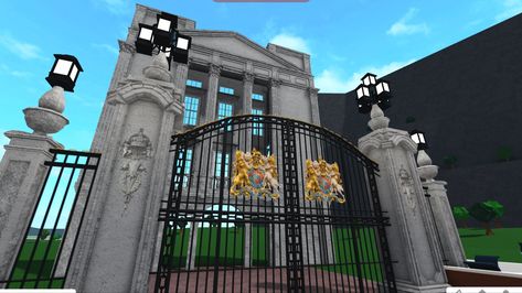 Bloxburg Classical Mansion, Castles In Bloxburg, Bloxburg Grand Entrance, Bloxburg Old Mansion, Bloxburg Fancy House, Unique Bloxburg Build Ideas, Realistic Bloxburg Builds, Chateau Bloxburg, Bloxburg Museum