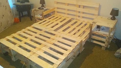 Make A DIY Wood Pallet Bed Frame With No Screws, Nails, Or Tools - DIY Ways Bed Frame Diy King, Diy Pallet Bed Ideas, Wood Pallet Bed, Bed Frame Diy, Palette Bed, Build A Bed, Making A Bed Frame, Wood Pallet Bed Frame, Pallet Bed Frame Diy