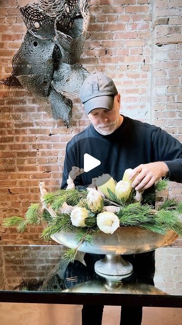 White Winter Floral Arrangements, Winter Arrangements Floral Design, Xmas Flower Arrangements, Flower Arranging Tutorial, Winter Flower Arrangements, Christmas Floral Designs, Classic Modern Design, Evergreen Flowers, Winter Floral Arrangements