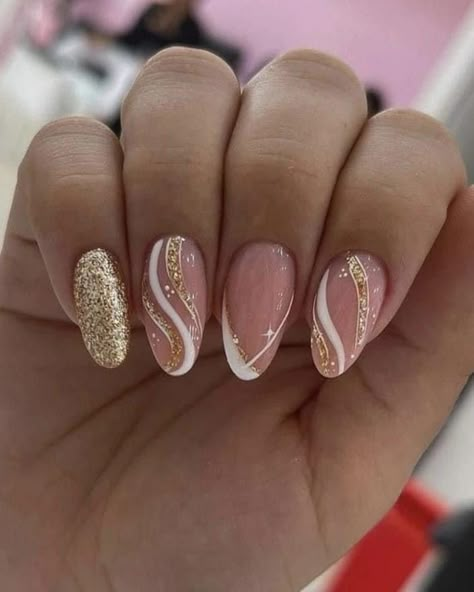 Gold And White Nails, White Nails With Gold, Golden Nails, Gold Nail Designs, Gold Glitter Nails, Glittery Nails, Fancy Nails Designs, Homecoming Nails, Classy Nails